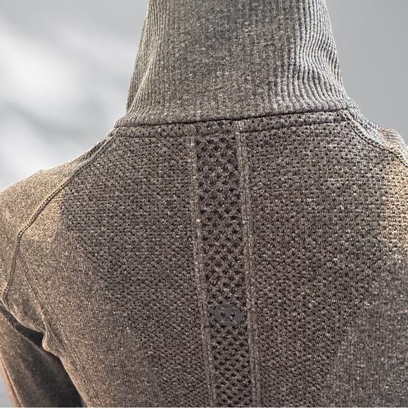 Lululemon Grey 1/2 Zip Top m - Picture 4 of 6
